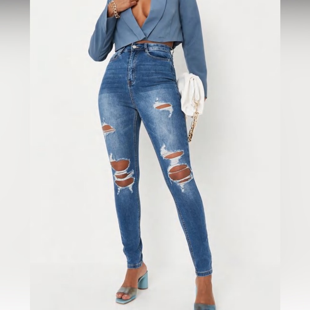MissGuided Sinner Knee Distress Highwaisted Jean. Size US 6. Too small on me